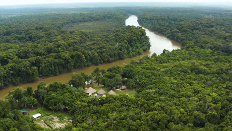 Schöne-Luftaufnahme-Des-Rewa-Dorfes-Neben-Dem-Rewa-Fluss-In-Guyana