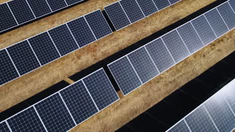 Parque-Solar,-Nueva-Planta-De-Energía-Solar,-Vista-Aérea-De-La-Matriz-De-Paneles,-Revelador-Disparo-De-Drones