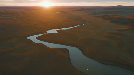 Atemberaubender-Blick-Auf-Argentiniens-Rio-Grande-Bei-Sonnenuntergang