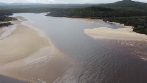 Luftaufnahme-Eines-Flusses-Mit-Sandbänken-In-Der-Nähe-Des-Ozeans