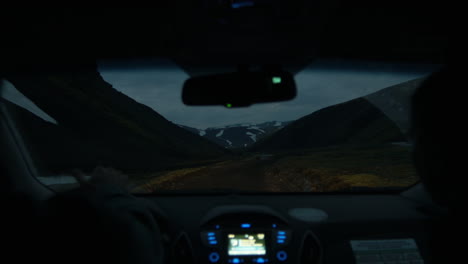 Conduciendo-A-Través-De-La-Hermosa-Naturaleza-Islandesa-Por-La-Noche