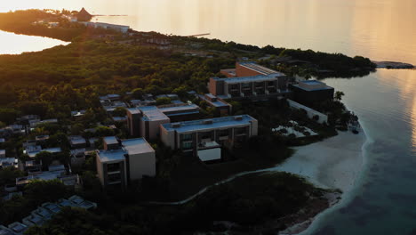 Drohnenansicht-Des-Nizuc-Luxusresorts-In-Cancun,-Mexiko-Bei-Sonnenuntergang