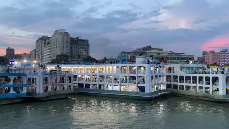 Barcos-De-Pasajeros-Amarrados-En-La-Terminal-Del-Río-Buriganga-Al-Atardecer-En-Sadarghat,-Dhaka,-Bangladesh