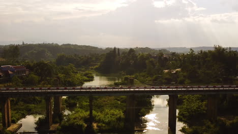 Vista-Panorámica-Del-Río-Đa-Nhim-Con-Vehículos-Cruzando-Un-Puente