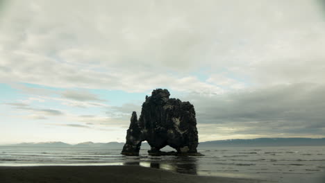 Hvitserkur-Una-Gran-Pila-De-Roca-Basáltica-En-La-Bahía-De-Hunafloi,-Islandia