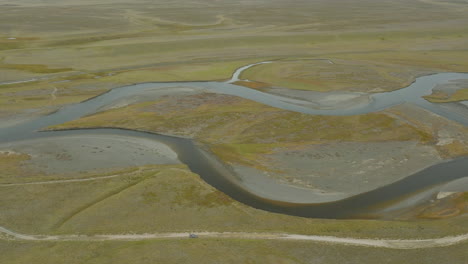 Wunderschöne-Hochfliegende-Drohnenaufnahme-Des-Flusses-Rio-Grande,-Der-Durch-Die-Ebenen-Argentiniens-Fließt
