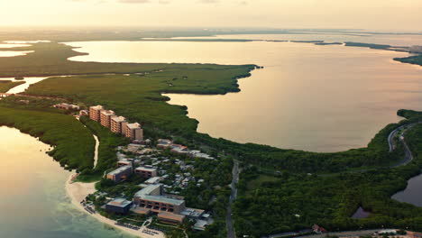 Filmische-Luftdrohnenansicht-Der-Halbinsel-Cancun-Bei-Sonnenuntergang