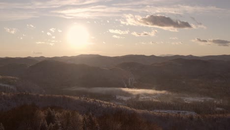 Eine-Fantastische-Aussicht-Auf-Das-Verschneite-Tal-Und-Die-Sonne