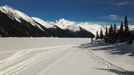 Unglaubliche-Annäherungsaufnahme-Des-Schneebedeckten,-Zugefrorenen-Garibaldi-Sees-Im-Winter