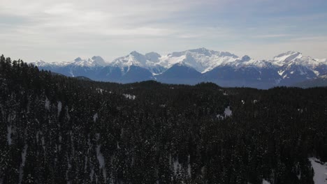 Wunderschöne-Kanadische-Landschaft-Während-Der-Schneezeiten-Im-Winter-Mit-Blick-Auf-Die-Küstenberge