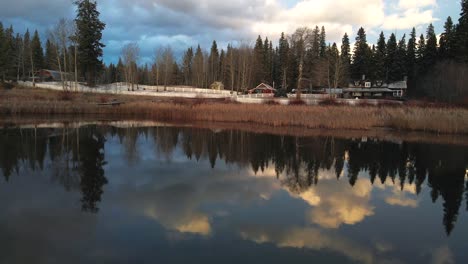 Sensationelle-Szene-Mit-Wunderschönen-Reflexionen-Des-Himmels-Im-Blick-See-In-Britisch-Kolumbien,-Kanada,-Mit-Einem-Schönen-Blick-Auf-Eine-Von-Tannenwäldern-Umgebene-Heimatranch