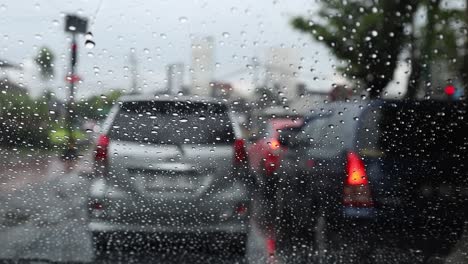 Autobahnverkehrssituation-Bei-Regen.-Selektiver-Fokus