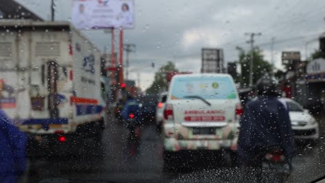 Ambulancia-En-La-Situación-Del-Tráfico-De-La-Carretera-Cuando-Llueve