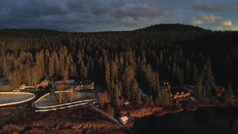 Sensationelle-Aufnahme-Einer-Ranch-Am-See-Während-Des-Sonnenuntergangs-In-Einem-Pinienwald