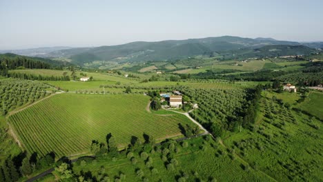 Vista-Aérea-Del-Paisaje-De-Los-Viñedos-De-Toscana-Con-Una-Villa