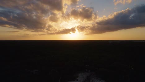 Luftaufnahme-Eines-Dramatischen-Sonnenuntergangshimmels-Mit-Einer-Filmischen-Enthüllung-Des-Strandes-Am-Karibischen-Meer-In-Gitano-Tulum