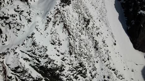 Phänomenale-Szene-Von-Schneebedeckten-Klippen-Im-Winter,-Aufgenommen-Am-Garibaldi-Lake,-In-Der-Nähe-Von-Squamish-Und-Whistler,-Nördlich-Von-Vancouver,-BC,-Kanada