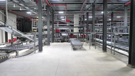 Supply-Chain-Management,-Automatisierte-Verpackungslinie-In-Modernem-Sortierzentrum