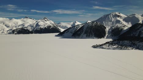 Unglaubliche-Panoramaaufnahme-Des-Schneebedeckten,-Zugefrorenen-Garibaldi-Sees-Im-Winter