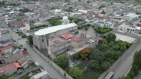 Templo-En-El-Centro-De-Copandaro,-Michoacan-Con-Drone