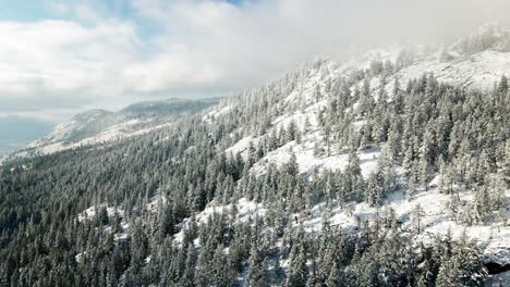 Schöne-Szenerie-Mit-Schneebedeckten-Bergen-Und-Wäldern-Im-Nicola-tal-An-Einem-Bewölkten-Tag-Im-Winter-Mit-Sonnenschein-In-Der-Nähe-Von-Merritt,-Bc-Kanada