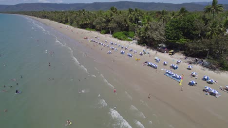 Turistas-Disfrutando-En-La-Playa-De-Cuatro-Millas-En-Port-Douglas,-Australia---Toma-Aérea-De-Drones