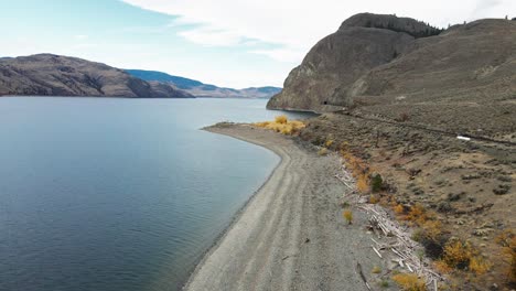 Stunning-View-of-the-rocky-beaches-of-Kamloops-lake-on-a-partly-cloudy-day-in-the-autumn-in-a-desert-landscape-in-the-Nicola-Thompson-Region-in-BC-Canada