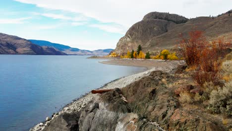 Approach-Scene-over-the-Bedrock-Cliffs-on-the-Shores-of-Kamloops-Lake-on-a-sunny-day-in-the-autumn,-colourful-picture-of-the-Lake