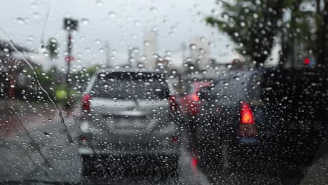 Highway-traffic-situation-when-it-rains