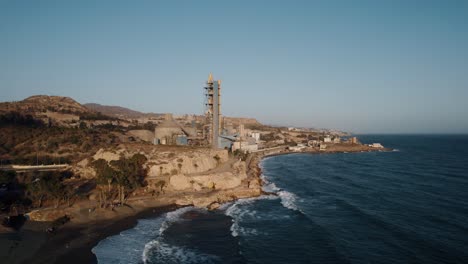 Ein-Langsamer-Filmischer-Wegzug-Von-Der-Zementfabrik-Enthüllt-Den-Wunderschönen-Strand-El-Peñón-Del-Cuervo-In-Malaga-Spanien-Mit-Dem-Dunkelblauen-Wasser-Des-Alboran-Meeres