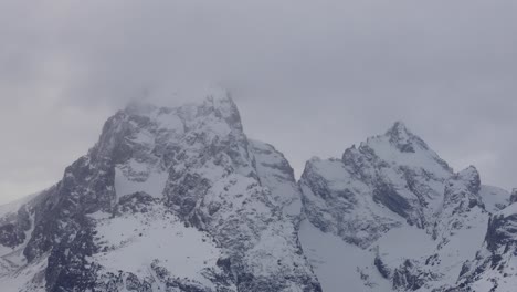 Cumbre-Del-Grand-Teton-Con-Nubes-Bajas-A-Su-Alrededor