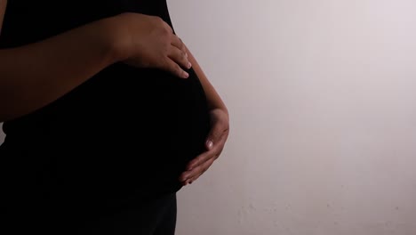 Schwangere-Frau-Streichelte-Ihren-Bauch-Und-Stand-Isoliert-Auf-Weiß-Mit-Copyspace