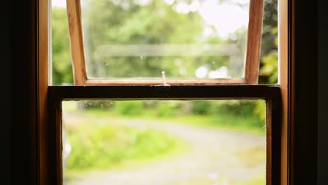 Hand-öffnet-Ein-Altes-Holzfenster,-Sonnenschein-Draußen