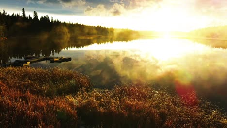 Erstaunlicher-Hyperlapse-Aus-Der-Luft-Während-Der-Goldenen-Stunde-Des-Sonnenuntergangs-Auf-Dem-See-In-British-Columbia,-Kanada