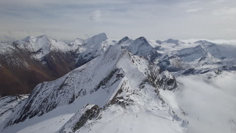 Panorama-Drohnenaufnahme-Von-Weißen-Schneebedeckten-Bergen-In-Österreich-An-Sonnigen-Tagen