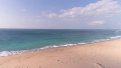 Schöne-Luftaufnahme-Des-Europäischen-Strandes-Und-Des-Meeres-In-Los-Canos-De-Meca-In-Spanien