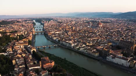Vorwärts-Luftbild-Von-Florenz,-Italien-Am-Morgen