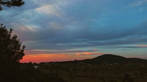Zeitraffer-Des-Wunderschönen-Sonnenuntergangs-über-Den-Bergen-Auf-Der-Insel-Ibiza,-Spanien