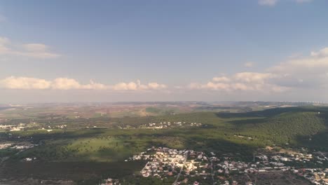 Vista-Aérea-Sobre-La-Vasta-Tierra-De-Reserva-Natural-Y-Ciudad-En-Los-Canos-De-Meca