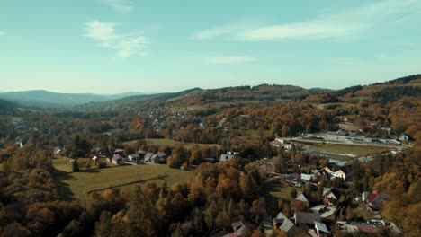Luftlandschaft-Der-Farbenfrohen-Landschaft-In-Der-Herbstsaison