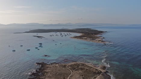 Panorama-Aéreo-De-Gran-Angular-De-Pequeñas-Islas-Y-Franjas-De-Arena-En-El-Océano