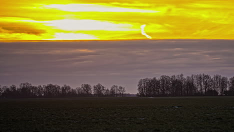 Erstaunlicher-Triptychon-Zeitraffer-Von-Rollenden-Wolken-Unter-Goldgelbem-Sonnenuntergangshimmel