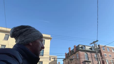Cerca-De-Un-Hombre-Caminando-En-La-Ciudad-De-Portland-En-Maine,-En-Un-Frío-Día-De-Invierno