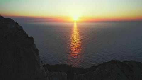4k-drohnenaufnahme-Des-Sonnenuntergangs-über-Dem-Meer-An-Der-Küste-Von-Ibiza-Auf-Den-Balearen