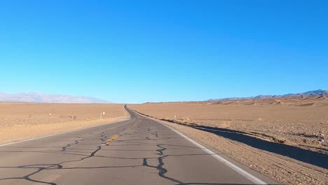 Death-Valley-National-Park-Schnelle-Fahrt-Auf-Langer,-Rissiger-Autobahn