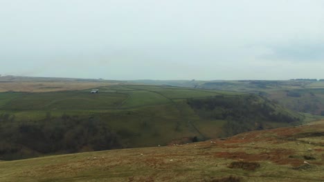 Vista-De-Drones-Del-Gran-Valle-En-Yorkshire,-Inglaterra-En-Un-Día-Nublado-Cubierto-De-Hierba,-Ovejas-Y-Muy-Rural-Y-Aislado