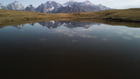 Luftaufnahme-Der-Koruldi-seen-Und-Des-Kaukasus-Im-Hintergrund,-Svaneti