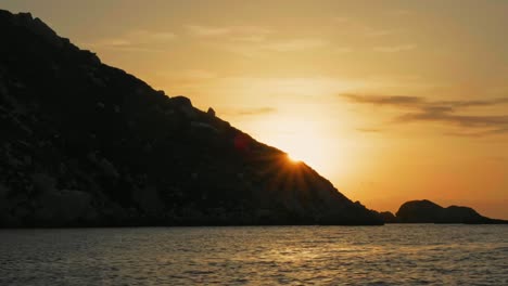 Dramatischer-Und-Wunderschöner-Sonnenuntergang-An-Der-Küste-Von-Ibiza-Mit-Silhouettierten-Klippen