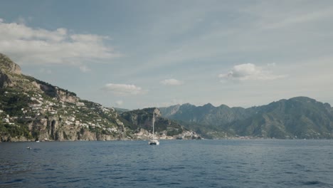 Velero-Catamarán-Y-Entorno-Montañoso-En-La-Costa-De-Amalfi-En-Italia