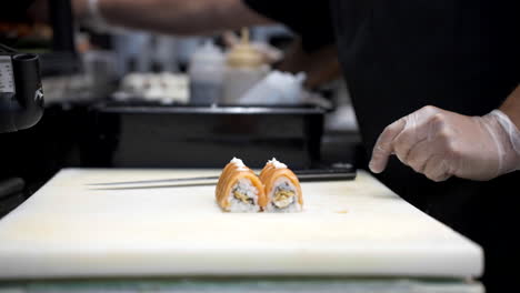 Chef-Poniendo-Mayonesa-En-Un-Rollo-De-Sushi-Apretando-Una-Manga-Pastelera